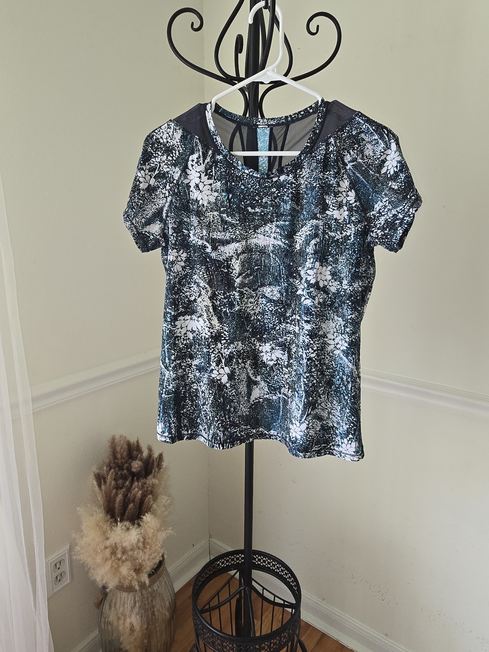 lululemon athletica Black & White Floral Mesh-Yoke Tee - Picture 2 of 7